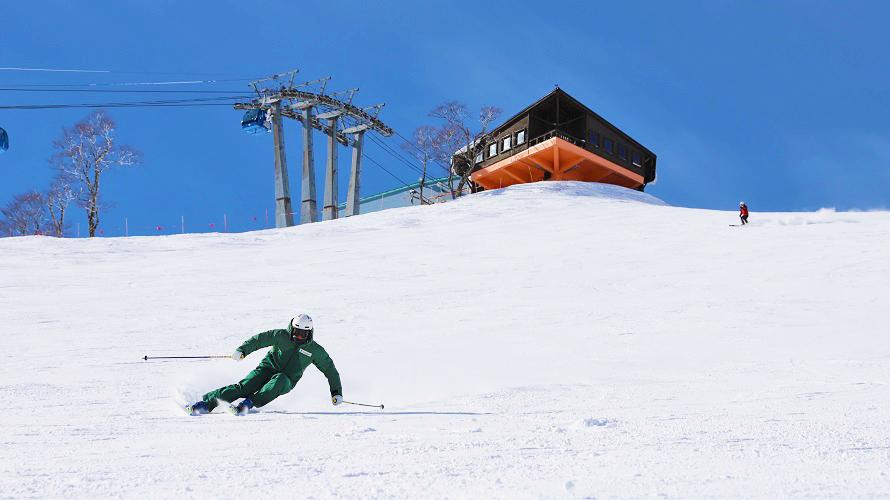 男性がスキーをしている