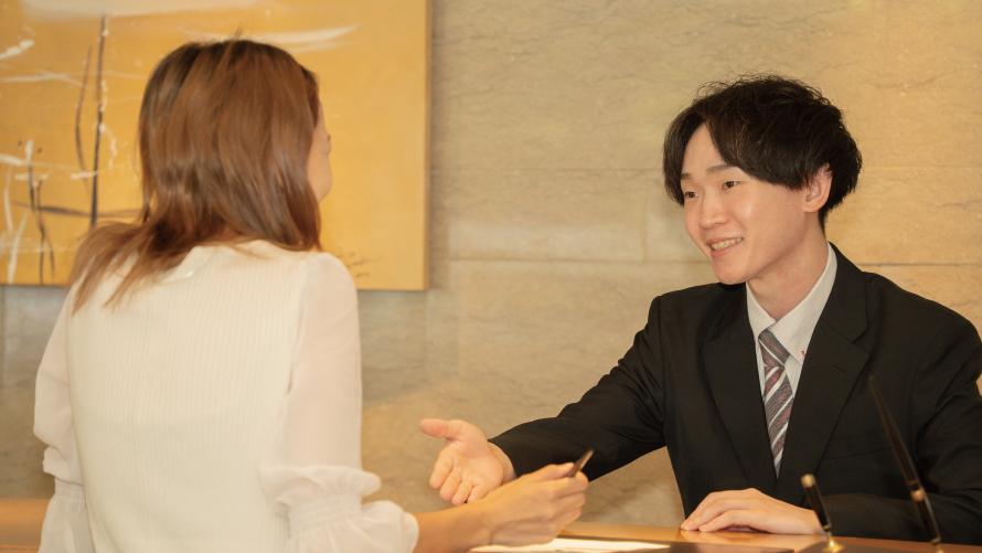 函館大沼プリンスホテルでスタッフが、丁寧なチェックインをしている様子