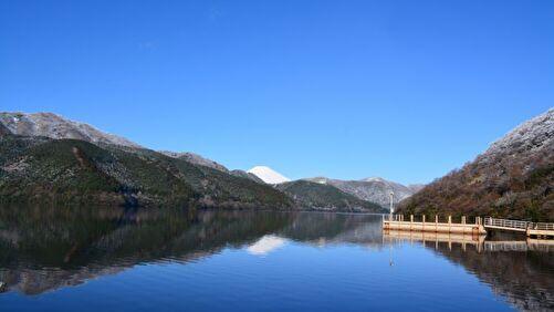 芦ノ湖越しに見える真っ白い富士山