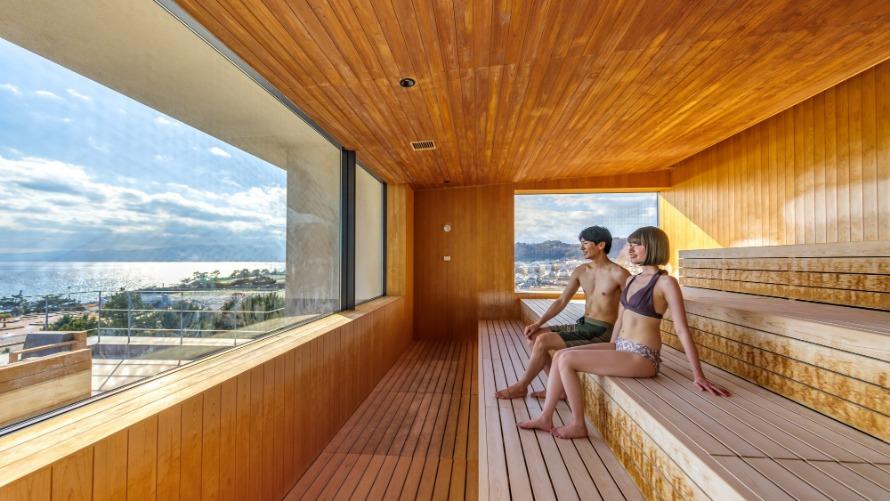 富士山と目の前に広がる太平洋の絶景を堪能できるパノラミックサウナ