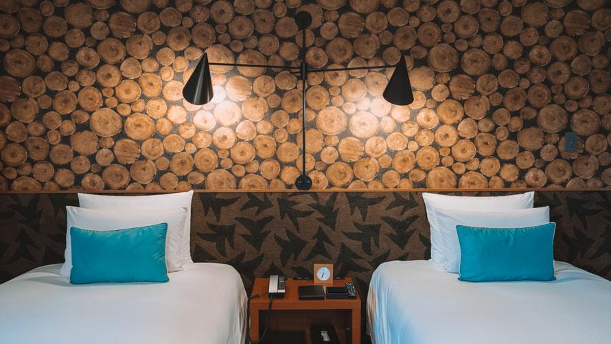 軽井沢の森をイメージした客室のツインベッド