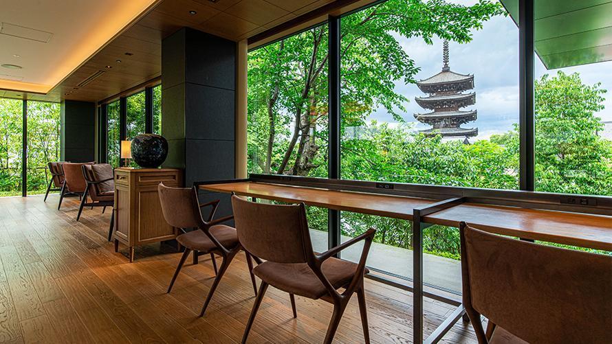 ゲストラウンジの大きな窓から臨める自然豊かな風景と法観寺・八坂の塔