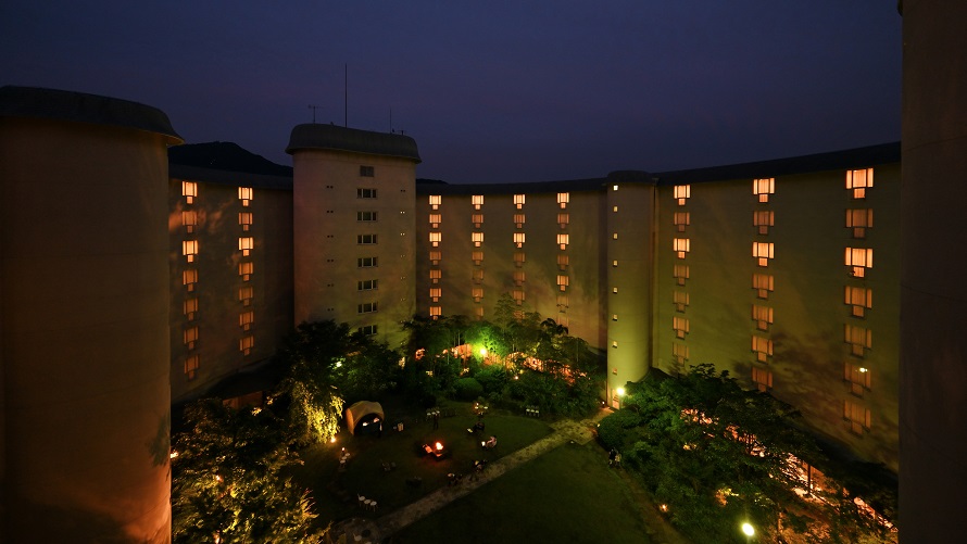 季節により異なる表情を見せるホテル中庭