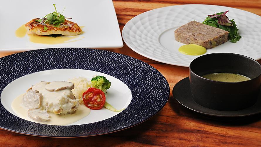 2025年12月～2026年2月 メニューでは、鴨のリエットやお魚のポワレ、メインには丹波あじわいどりと茸のクリーム煮込み、その他、スープ・デザートがついたフルコースディナーです。