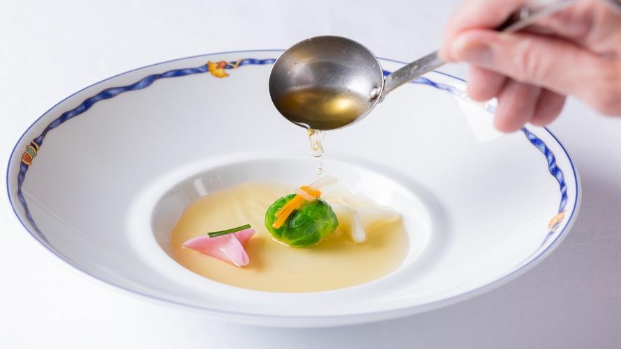 フランス料理ボーセジュール伝統のダブルコンソメスープ 続く伝統をおふたりの絆に重ねて ～テーブルにてお鍋より出来立てをサーブ致します～