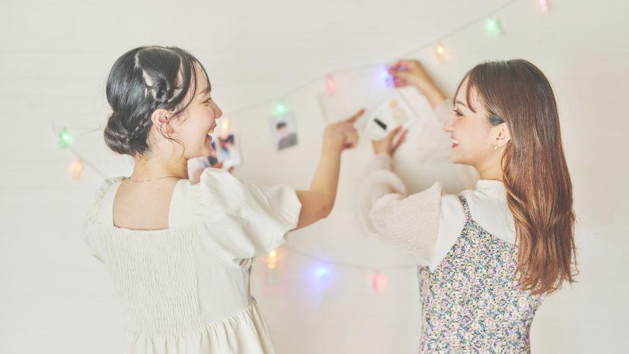 装飾している二人