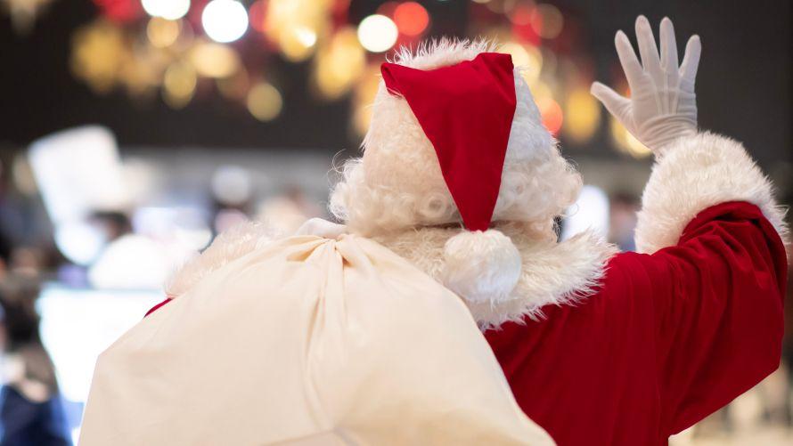ゲストに手を振るサンタクロース