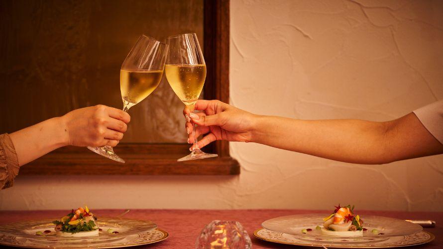 乾杯している様子