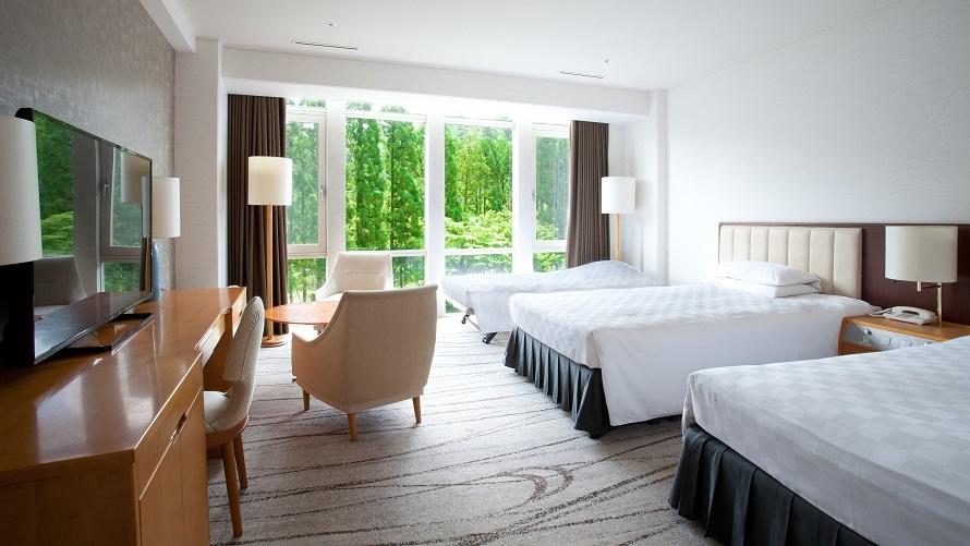 窓外の緑に癒やされ心穏やかな休日