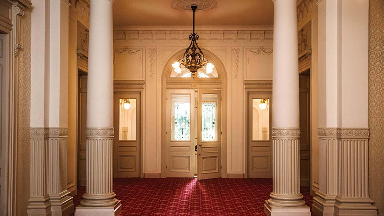 グランドプリンスホテル高輪にある貴賓館。その扉が開こうとしている。