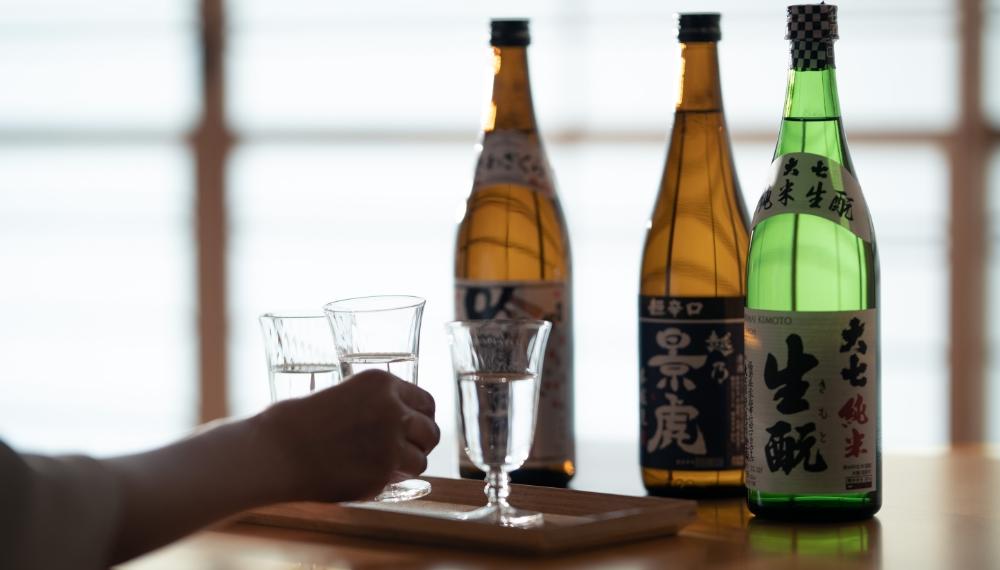 高輪 花香路4Fにある「ラウンジ 桜彩」、利き酒体験のイメージ。