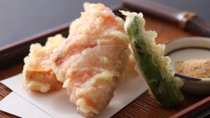 湖魚の天婦羅はすじ海老入りのお塩でお召しあがりいただけます。