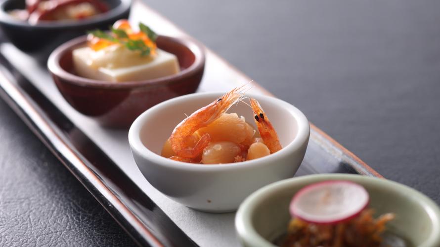 海老豆煮、佃煮、八幡蒟蒻の金平などを先付にご用意いたします。