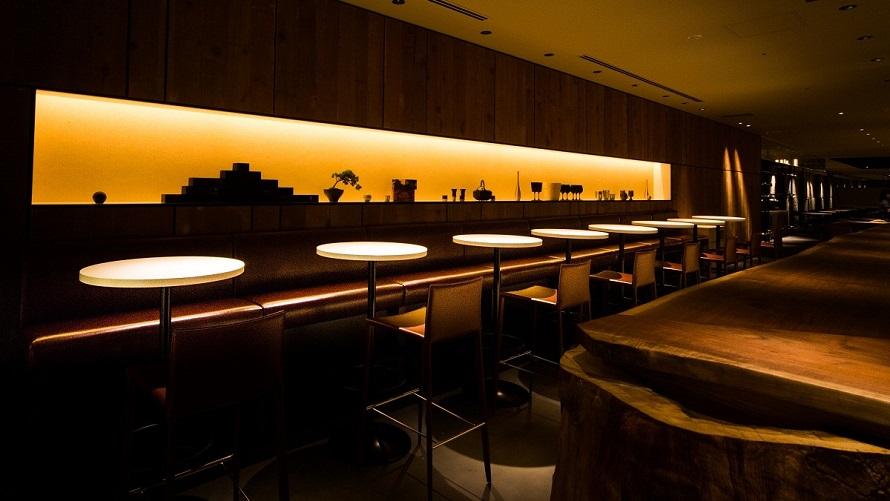 和ビストロ　いちょう坂　店内　1～2名向けテーブルとソファー席