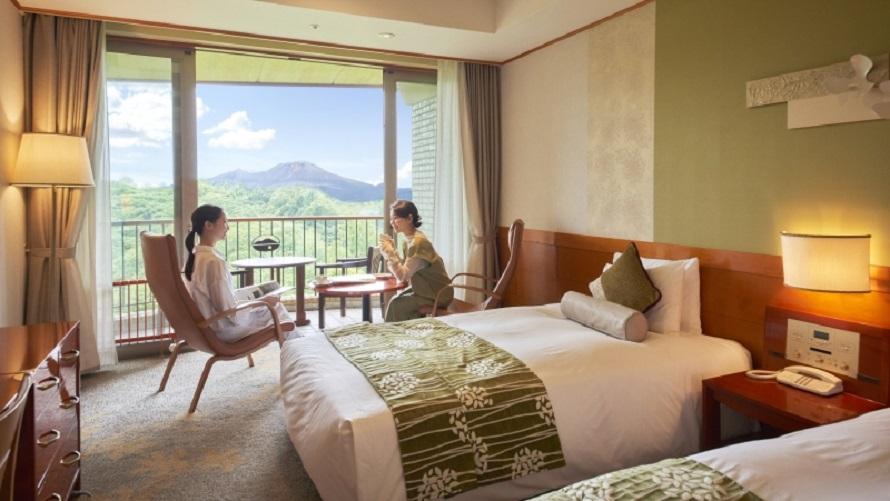 浅間山を望む客室で友人と語り合いながらリラックス