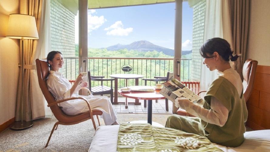 浅間山を望む客室で思い思いの時間を過ごす
