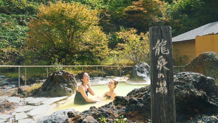 石庭露天風呂で女性2人がくつろいでいる様子