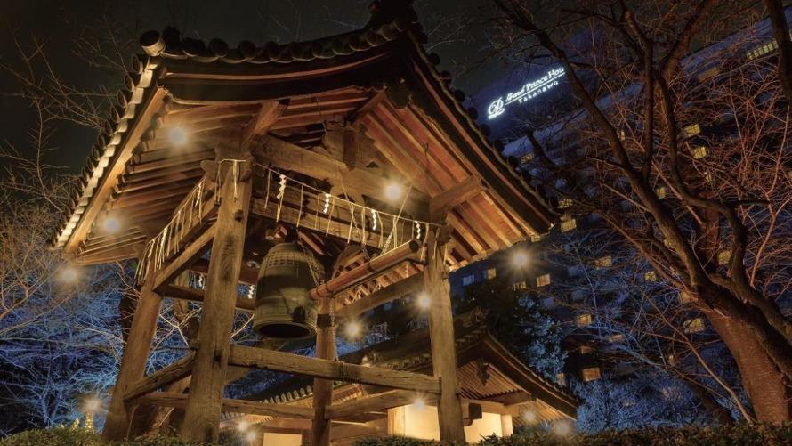 日本庭園にあるライトアップされた鐘楼。