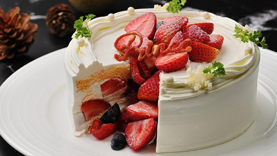 カットすると、果実がこぼれ落ちる華やかな演出で、テーブルを一気にクリスマス仕様に彩ります。