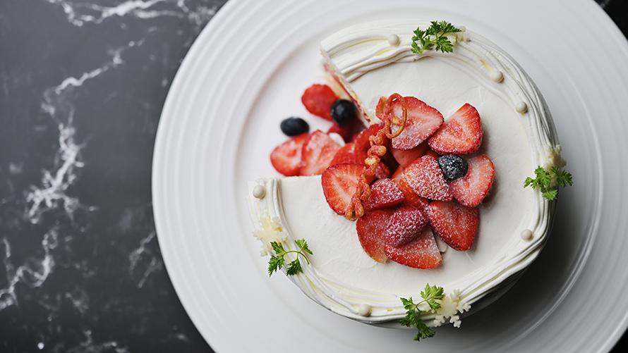 ホテルパティシエが一つひとつ丁寧に仕上げた特別なケーキで、聖夜のひとときをより華やかに。