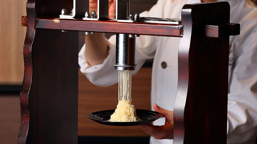 北海道産コンデンスミルクといちごアイスのナゴプリ・モンブランを絞っている様子