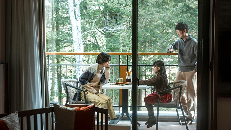 お部屋のテラスで楽しむ家族