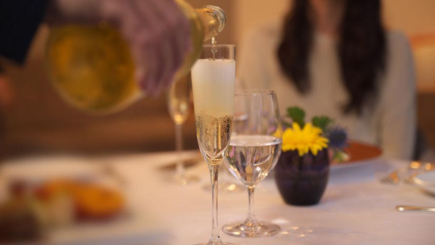 ルームサービスディナーでラグジュアリークリスマスステイ