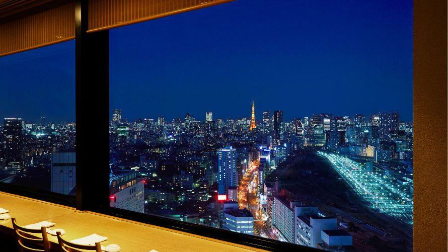 「寿司 日本橋」の窓から見える東京タワー方面の夜景