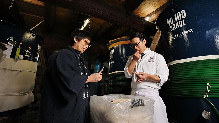 杜氏の平井氏のもと酒粕を試食