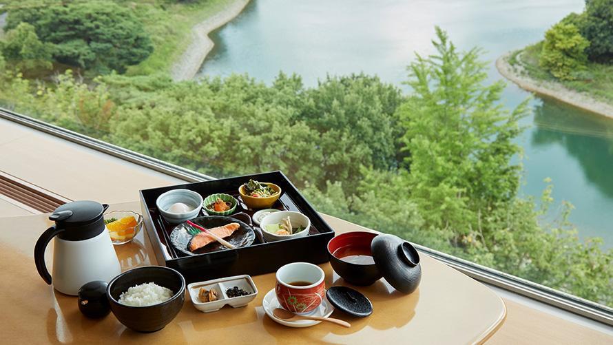 定食のお膳を楽しみながら、多摩湖を望む朝のひととき