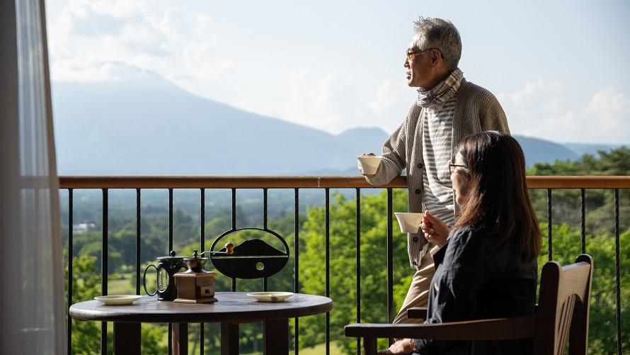 客室のバルコニーでコーヒーとともに寛ぐご夫婦