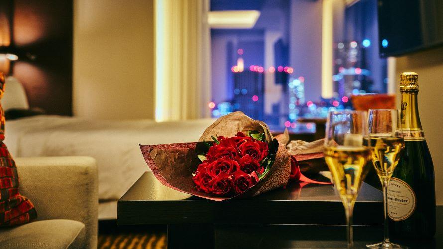 お部屋に12本のバラとシャンパンをご用意