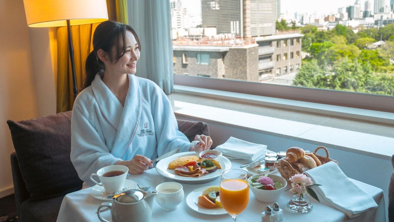 ザ・プリンス さくらタワー東京の「インルームダイニング」で、朝食を愉しむ女性客。