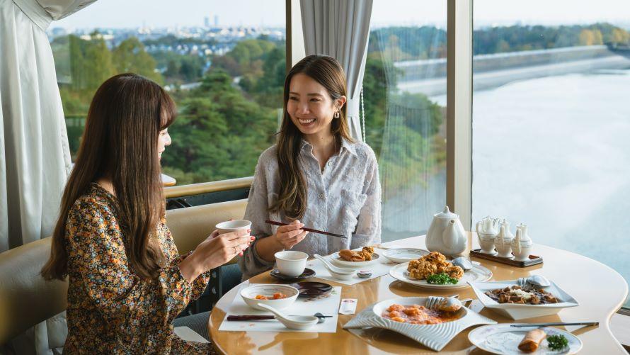 レストラン「天外天」で中国料理を楽しみながら、多摩湖の美しい景色を堪能