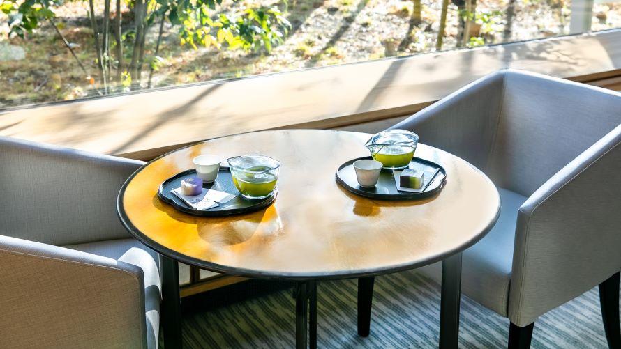 大きな窓からやわらかな光が差し込むくつろぎのロビーラウンジ