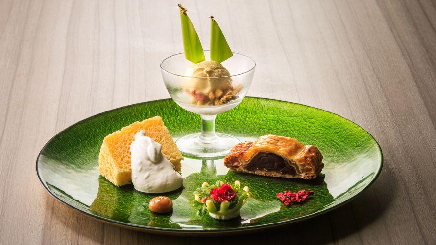 シグネチャーデザート2種　バニラアイス添え（箱根山麓紅茶のアップルパイと小田原十郎梅のシフォンケーキ)※季節により内容が変更となる場合がございます。