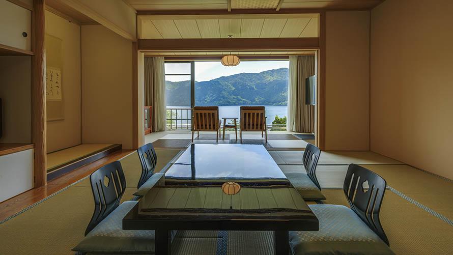 客室の大きなピクチャーウィンドーから望む芦ノ湖と周囲の山々の絶景