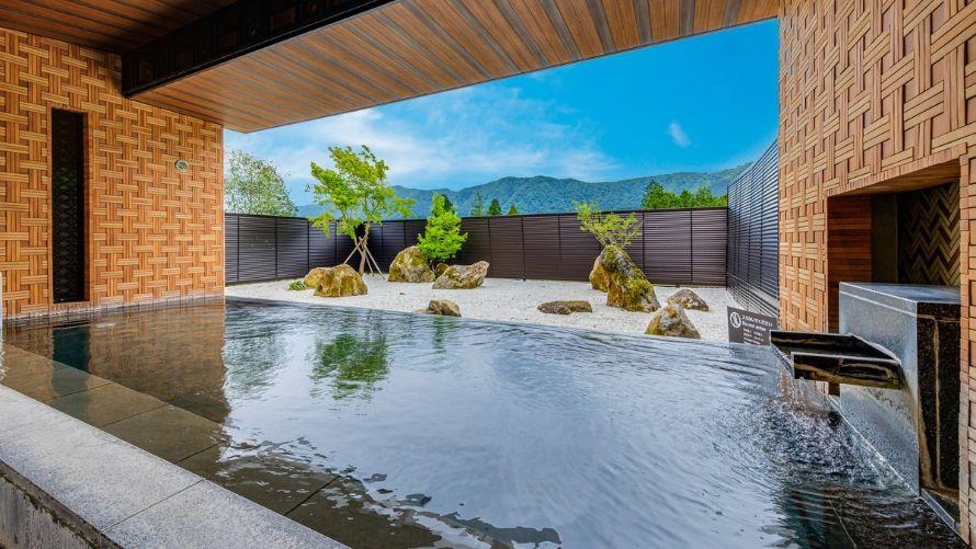 箱根外輪山が見える露天風呂の様子。