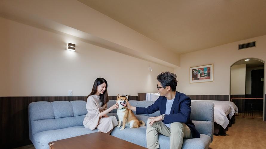 ワンちゃんとくつろぐ夫婦