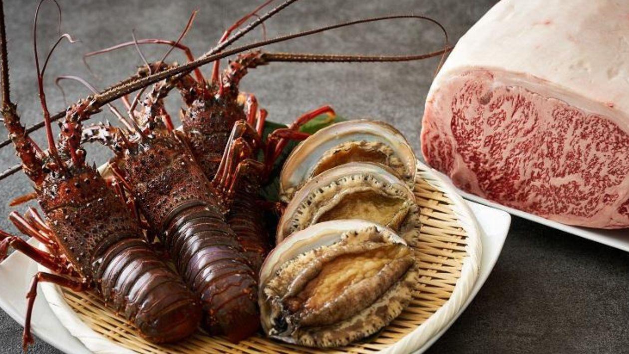 「海の幸と和牛の饗宴ディナー＆ステイ」の鉄板焼きで使用する伊勢海老、アワビ、黒毛和牛