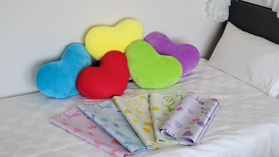 選べる5色のクッションとベッドスロー