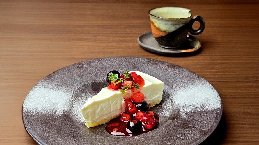 レアチーズケーキベリーソース添え（例）