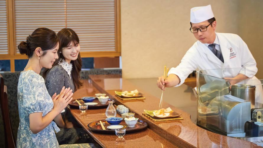 カウンター席で味わう揚げたての天ぷら