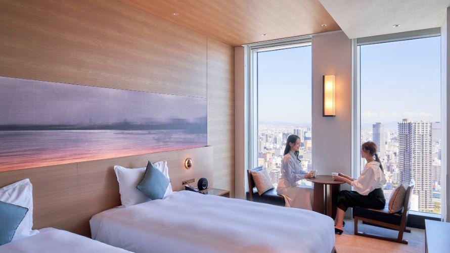 スカイツインルームの窓際のテーブルで女性2人が談笑