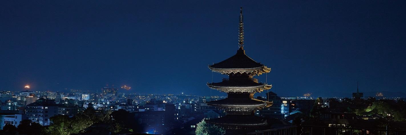 ホテル青龍より望む五山送り火と八坂の塔の雅景