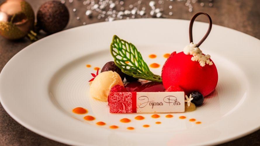 オーナメントに見立てたフランボワーズのムース