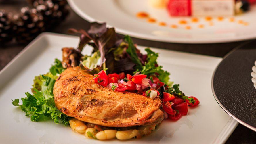 鶏もも肉のコンフィ 白いんげん豆の煮込み トマトとオリーブのコンディメント