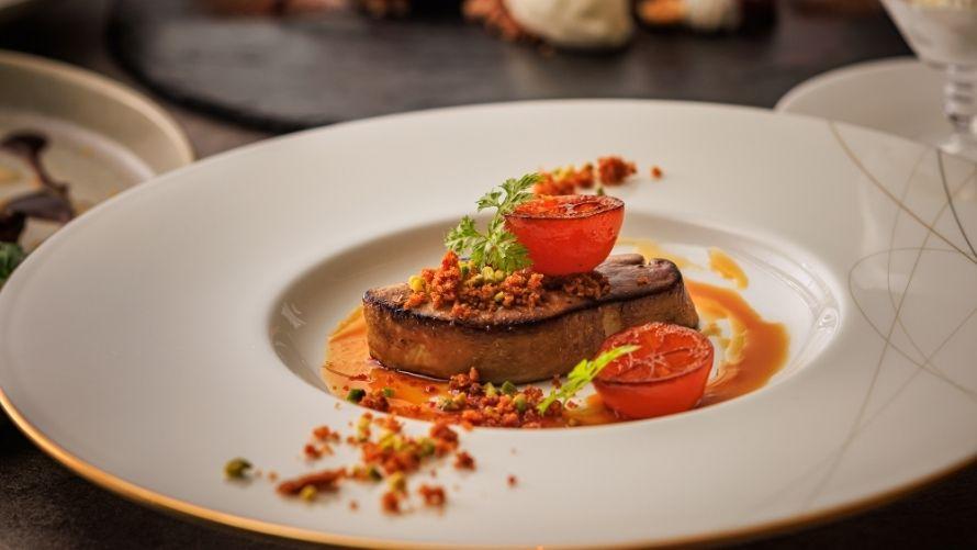 フォアグラのポアレ ほろ苦い金柑のコンポートとパンデピスのパウダー