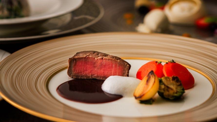 国産牛フィレ肉のステーキ クミン風味の人参添え 赤ワインのレディクションとパルメザンのエキューム