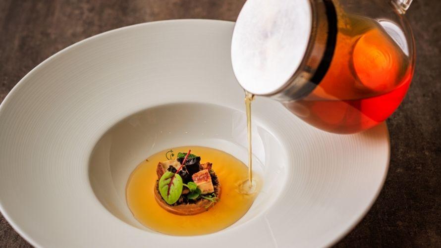 フォアグラを浮かべた森の香りのビーフコンソメ